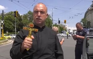 Стефанов кричал вслед кортежу Зеленского: "Анафема, Зеленский, фашистская Украина, западные сатанисты!"