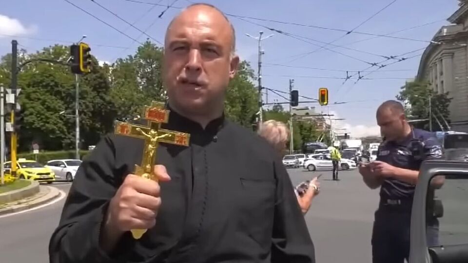 Стефанов кричал вслед кортежу Зеленского: "Анафема, Зеленский, фашистская Украина, западные сатанисты!"