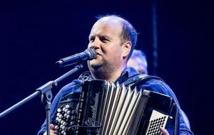 Слова и музыку к песне написал Бронюк