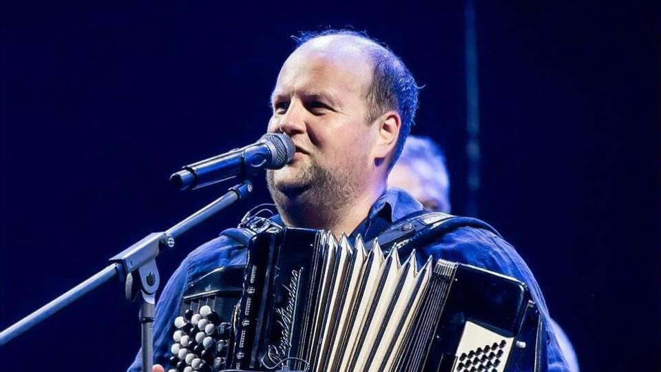 Слова и музыку к песне написал Бронюк