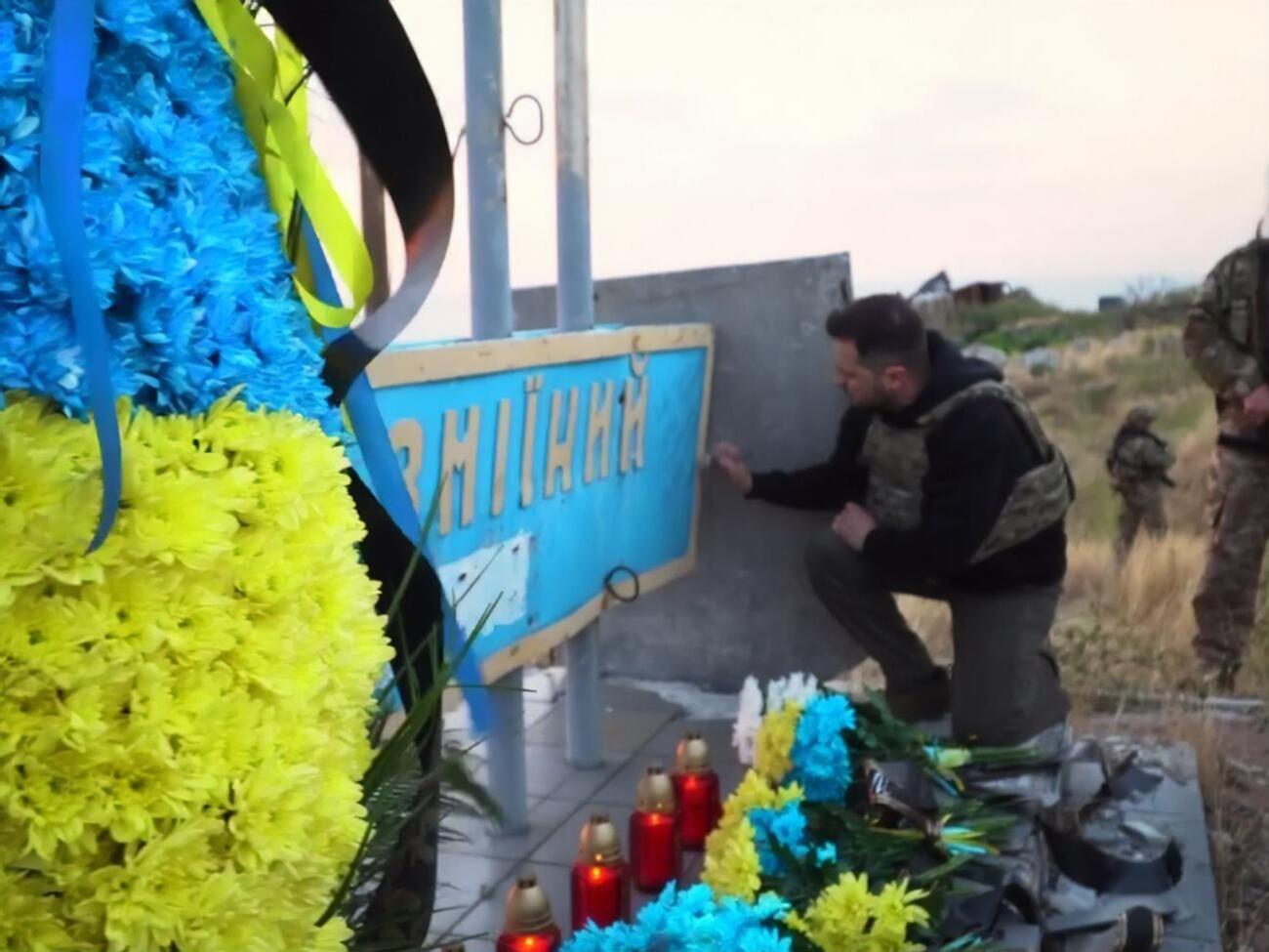Зеленский возложил цветы к знаку "Остров Змеиный"