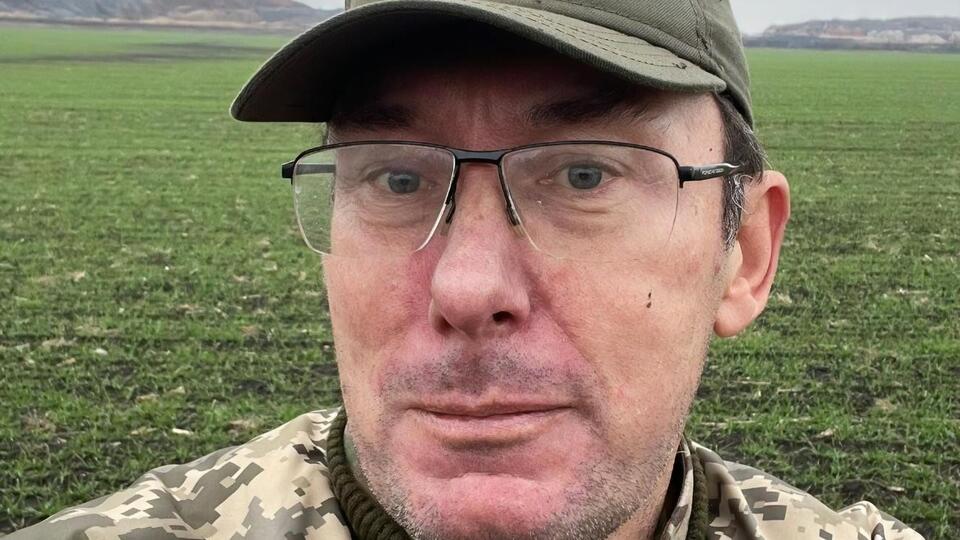 Луценко: Конечно, с самого начала можно было бы прикрыться инвалидностью, возрастом, еще чем-то, но я считал, что человек, который 20 лет говорит о ЕС и НАТО, должен быть на этой войне