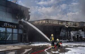 АЗС загорелась из-за того, что автомобиль врезался в заправочную колонку