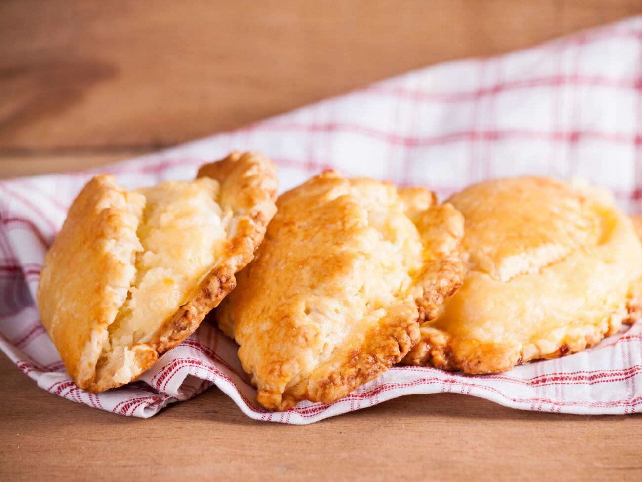 Сочники нужно выпекать в разогретой до 200 &deg;С&nbsp;духовке около 20 минут