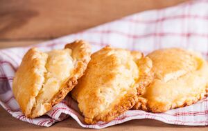 Сочники нужно выпекать в разогретой до 200 °С духовке около 20 минут