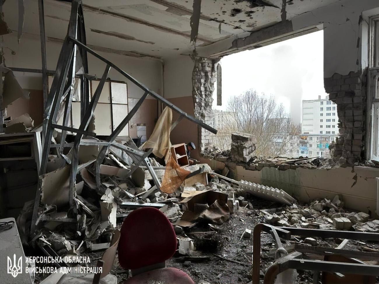 В Херсонской ОВА показали последствия обстрела медучреждения в Херсоне