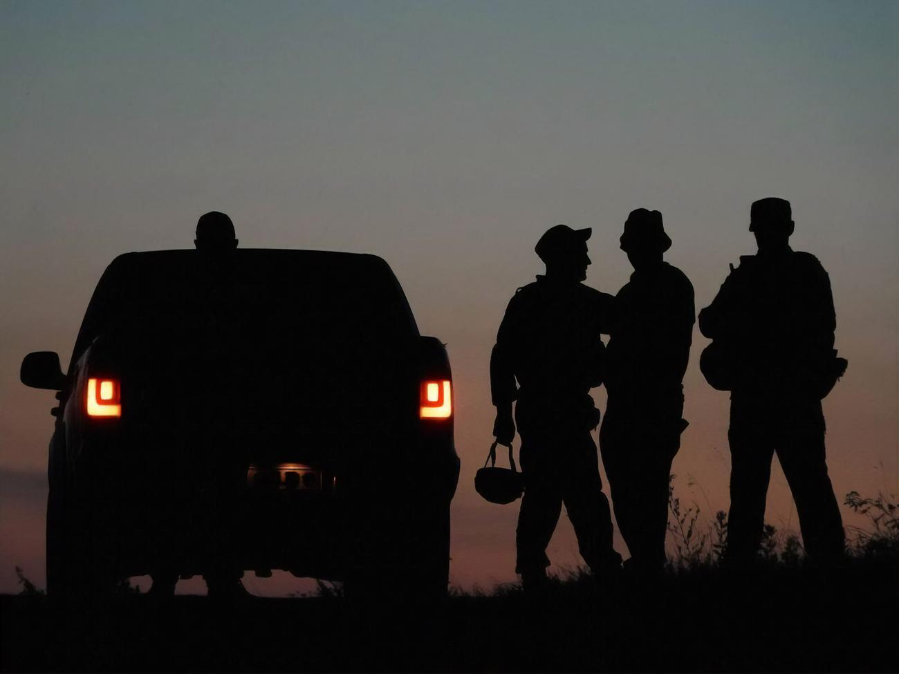 По словам Клименко, наблюдательный пост пограничного отряда обнаружил четырех человек, которые двигались с территории РФ