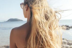 Волосы нужно защищать от солнца