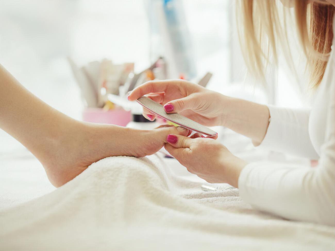 Одним из этапов педикюра является полировка ногтевых пластин