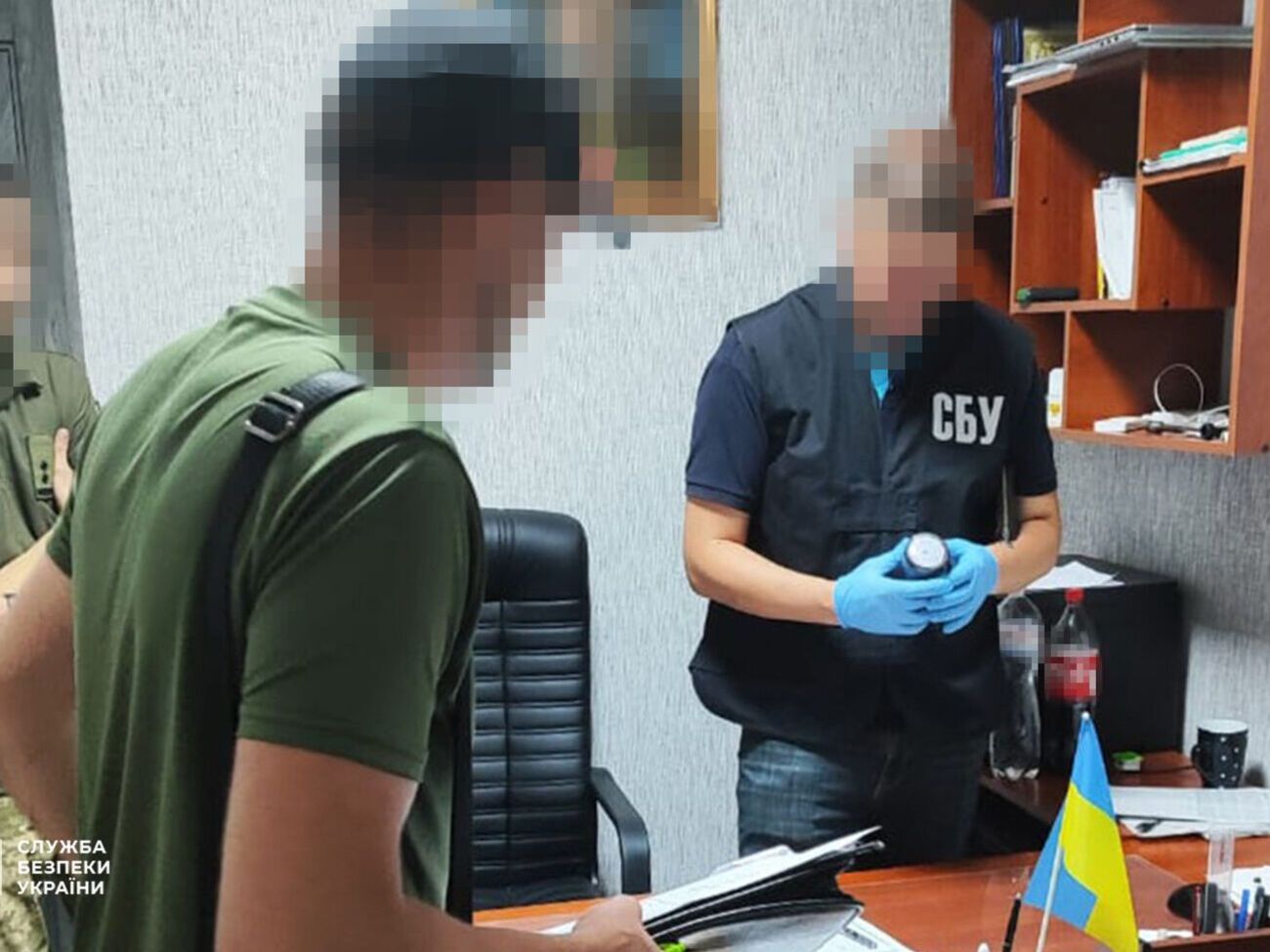 Співробітнику військкомату готують підозру