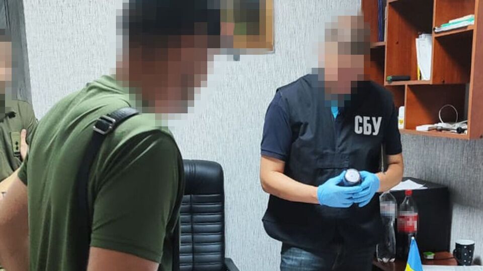 Співробітнику військкомату готують підозру