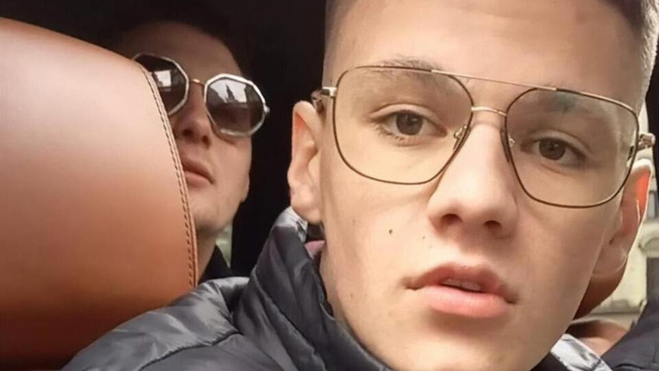 Зайцев (на переднем плане) ругался матом и пытался ударить прохожего. За это он наказан штрафом в 51 грн