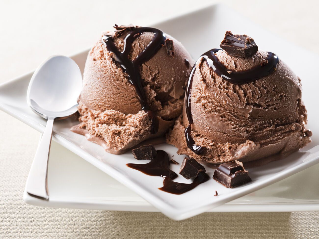 Для приготовления мороженого понадобятся молоко, сливки, сахар, желтки и шоколад