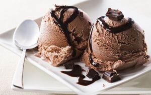 Для приготовления мороженого понадобятся молоко, сливки, сахар, желтки и шоколад