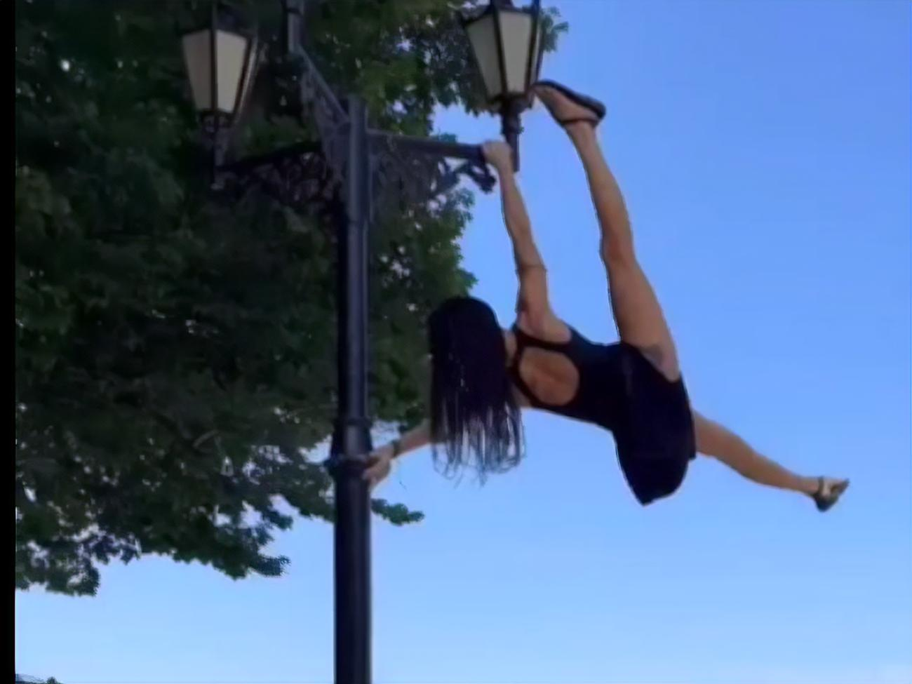 Танцовщицу Кац из Севастополя заставили записать видео с извинениями за танец pole dance на фонаре у Черного моря