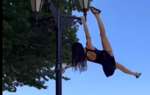 Танцовщицу Кац из Севастополя заставили записать видео с извинениями за танец pole dance на фонаре у Черного моря