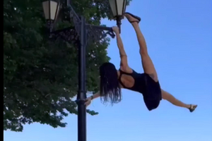 Танцовщицу Кац из Севастополя заставили записать видео с извинениями за танец pole dance на фонаре у Черного моря