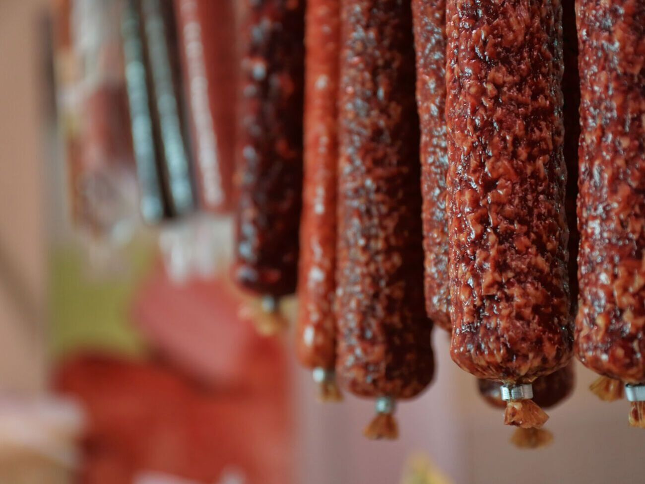 Купувати ковбасу потрібно в сертифікованих місцях, обладнаних холодильниками