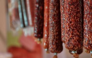 Купувати ковбасу потрібно в сертифікованих місцях, обладнаних холодильниками