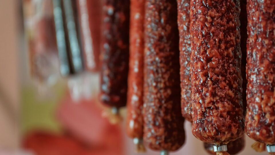 Купувати ковбасу потрібно в сертифікованих місцях, обладнаних холодильниками