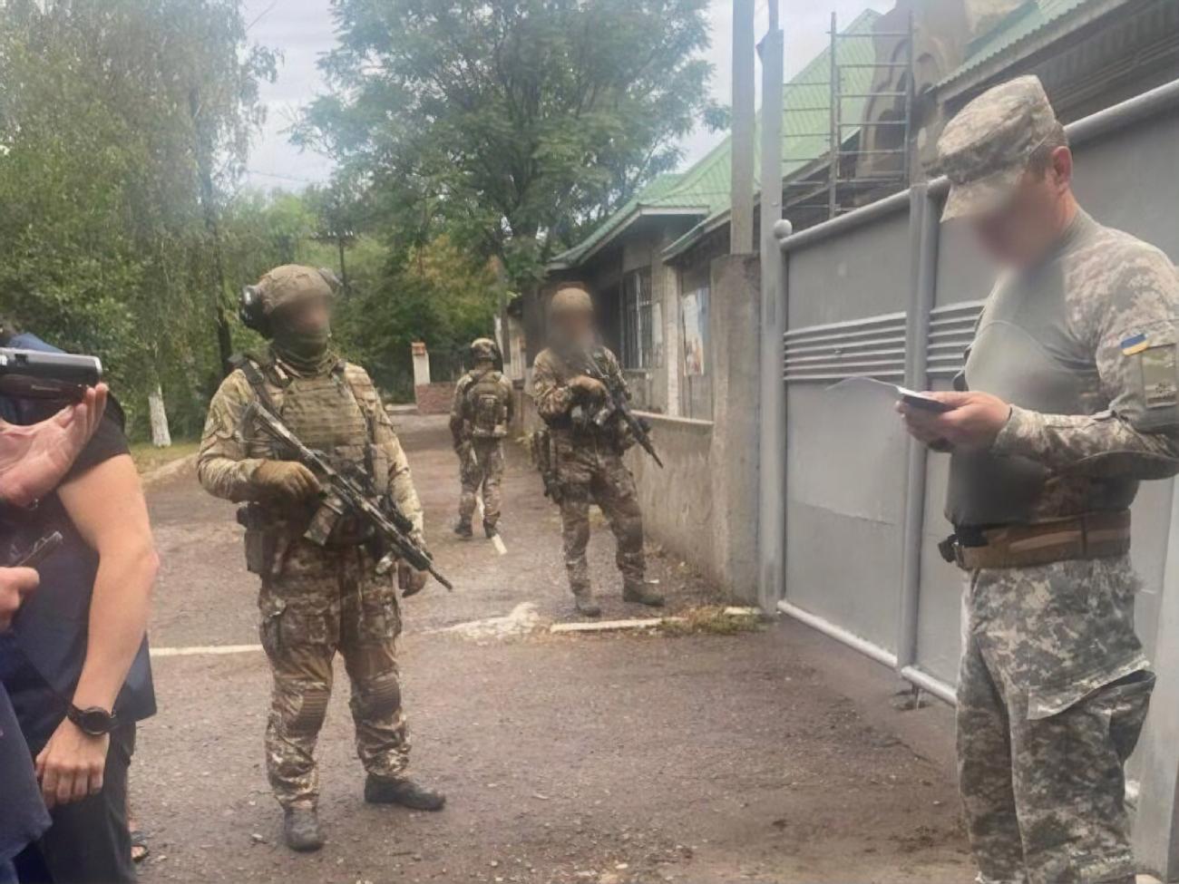 Работники военкоматов при посредничестве третьих лиц наладили схему выдачи справок о признании мужчин непригодными к военной службе по состоянию здоровья, отметили в ОГПУ