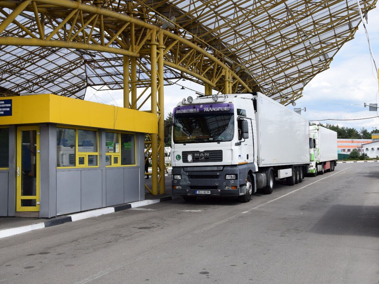 Система "єЧерга" вже працює для вантажних автомобілів, тепер вона буде доступною для рейсових автобусів, зазначив Шмигаль