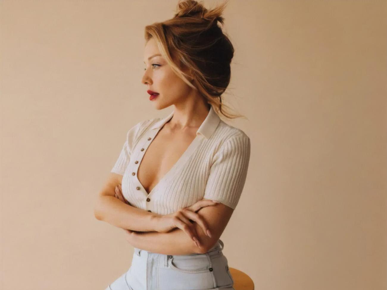 Тина Кароль отдает предпочтение длинным ногтям заостренной формы