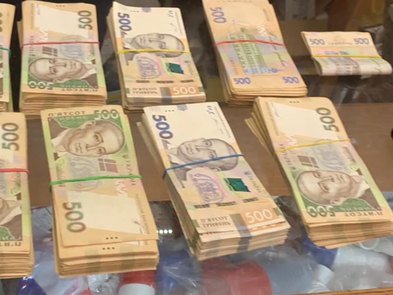 Співробітники СБУ затримали "на гарячому" посередника під час отримання всієї суми "відкату" від підрядників, зазначили у спецслужбі