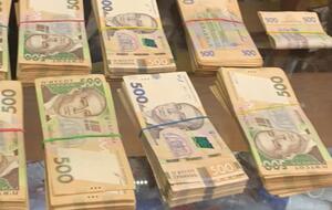 Співробітники СБУ затримали "на гарячому" посередника під час отримання всієї суми "відкату" від підрядників, зазначили у спецслужбі