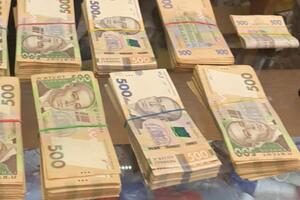 Співробітники СБУ затримали "на гарячому" посередника під час отримання всієї суми "відкату" від підрядників, зазначили у спецслужбі