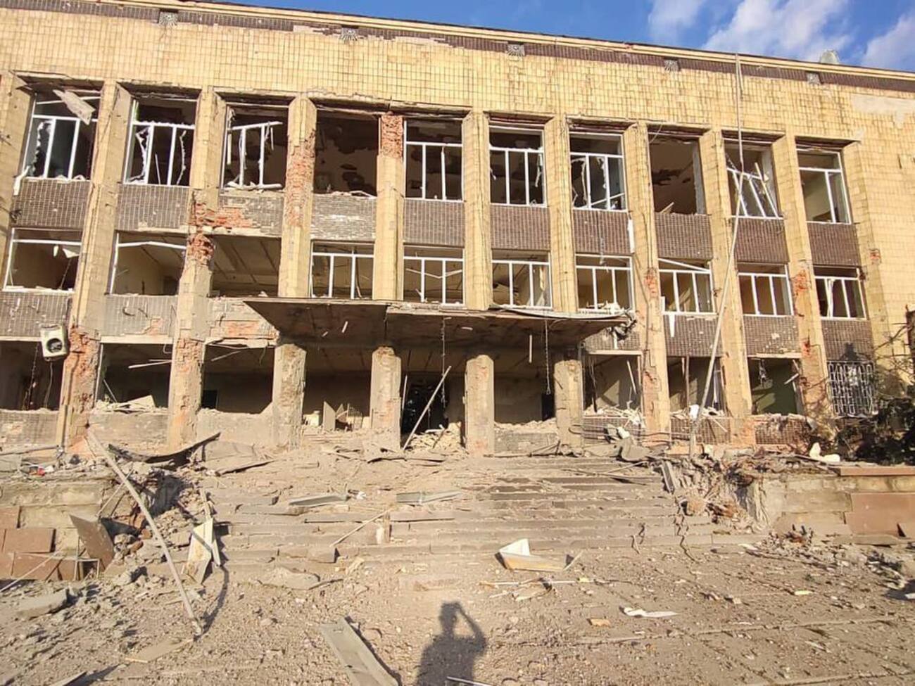 Авіаударом пошкоджено будівлю Куп'янської міськради