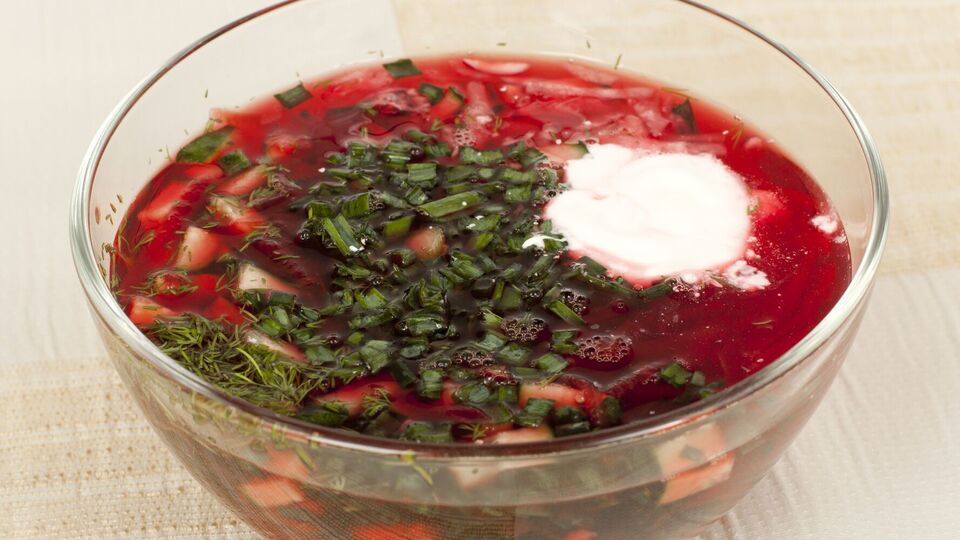 Этот борщ подается холодным