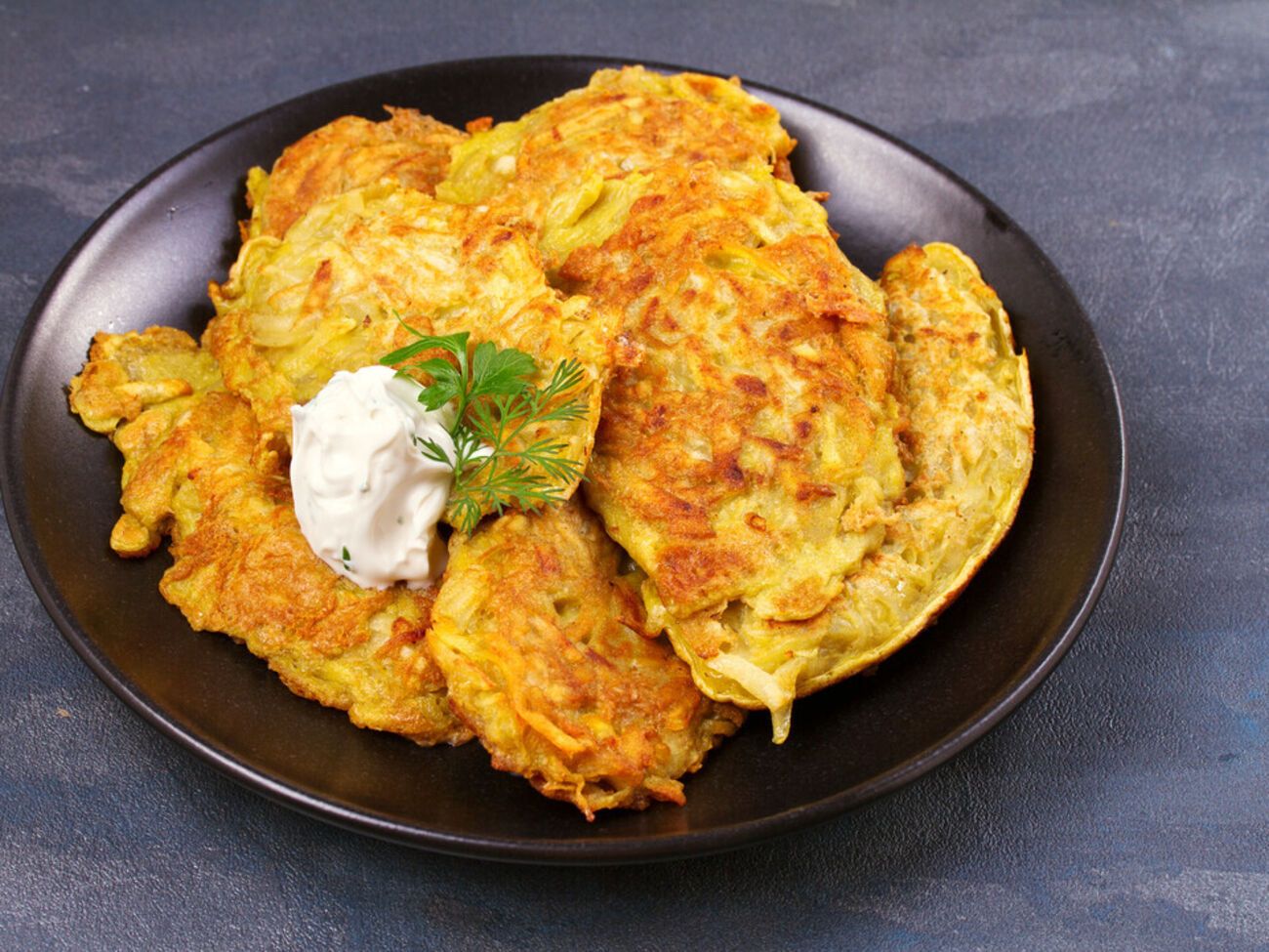 Для приготування оладок знадобиться два яйця