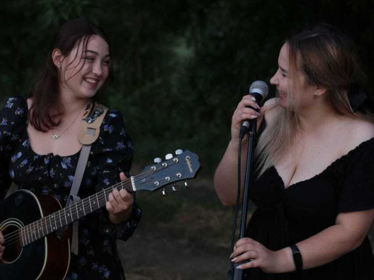 Дуэт Similar Girl часто пел украинские песни под гитару на том месте в Запорожье, куда ударила российская ракета