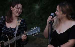 Дует Similar Girl часто співав українські пісні під гітару на тому місці в Запоріжжі, куди вдарила російська ракета