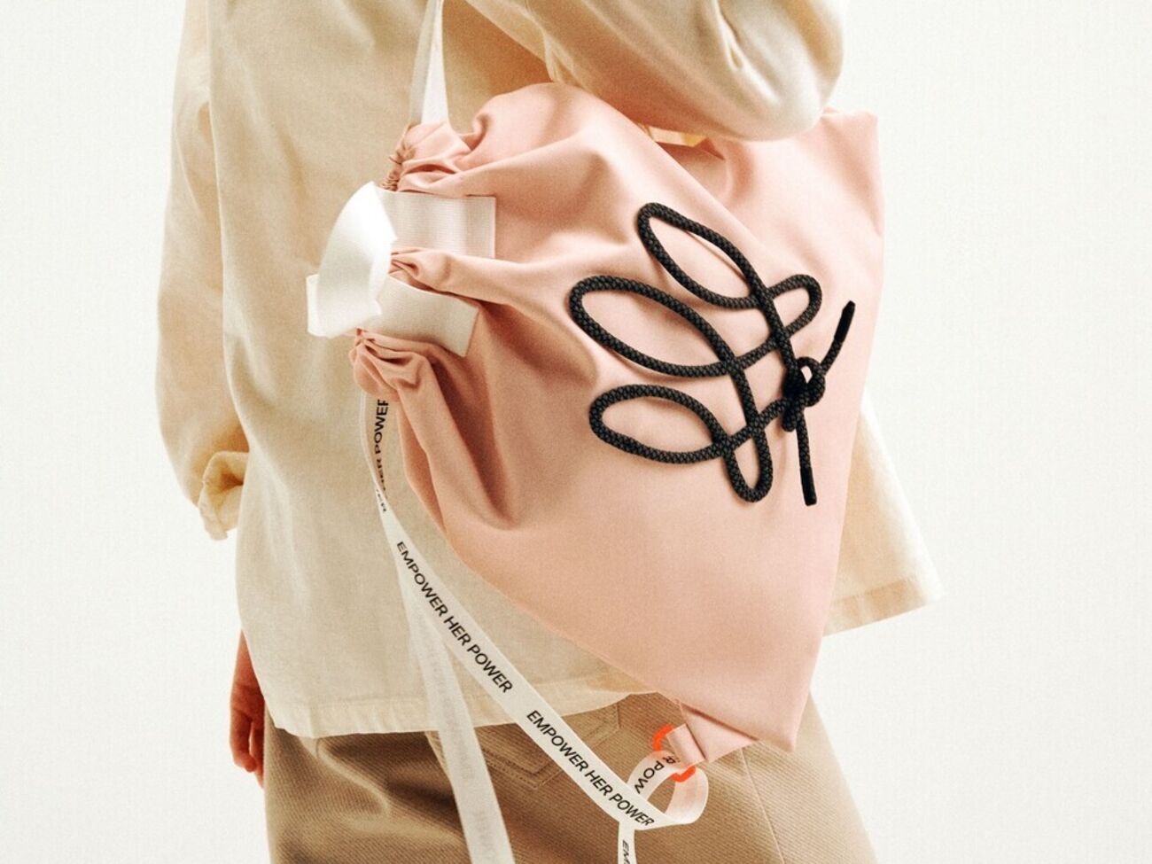 Рюкзаки представлены в двух цветах – розовом и хаки