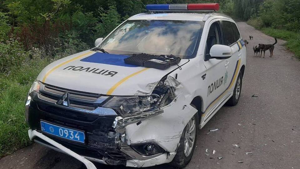 Во время документирования правонарушения "с поворота на большой скорости" в полицейскую машину въехал автомобиль Opel Omega, рассказали правоохранители