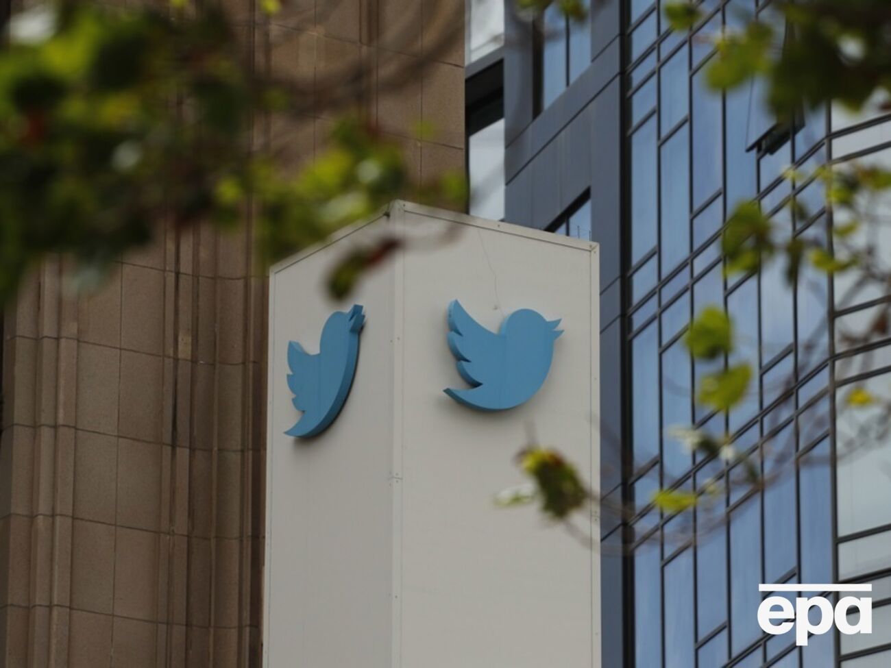 Twitter 24 июля сменила официальный логотип с голубой птички на белую букву X на черном фоне