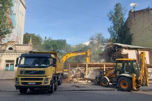 Утром 10 августа в Киеве был снесен деревянный 200-летний дом по улице Ярославской