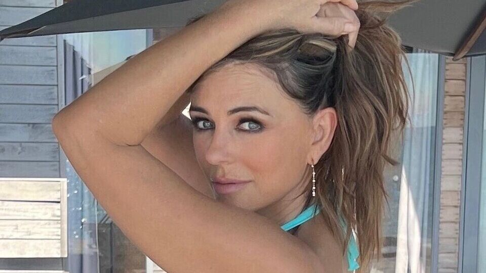 Херли продает именные купальники, дизайн которых разрабатывает самостоятельно