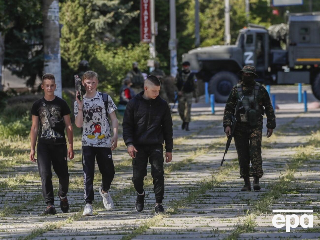 Украинских подростков вывозят в РФ, где подвергают "патриотическому воспитанию"