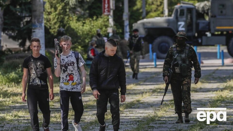 Украинских подростков вывозят в РФ, где подвергают "патриотическому воспитанию"
