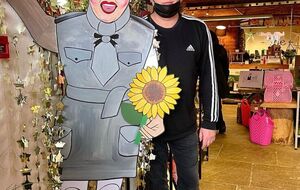 Данилко в образі Вєрки Сердючки в Юрмалі виконав свій хіт Dancing Lasha Tumbai, перефразувавши приспів із Lasha Tumbai на Russia Good Bye