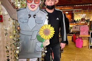 Данилко в образе Верки Сердючки в Юрмале исполнил свой хит Dancing Lasha Tumbai, перефразировав припев с Lasha Tumbai на Russia Good Bye