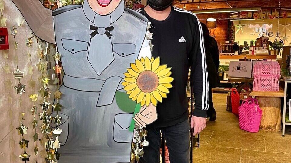 Данилко в образе Верки Сердючки в Юрмале исполнил свой хит Dancing Lasha Tumbai, перефразировав припев с Lasha Tumbai на Russia Good Bye