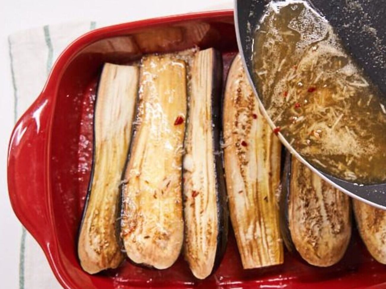 Баклажани, перш ніж полити соусом, необхідно запекти в духовці