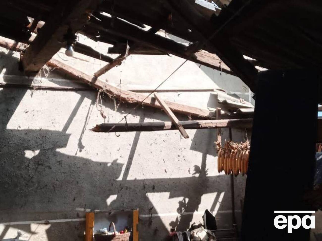 За даними Офісу генпрокурора, ракета влучила по території приватного будинку в Коломийському районі, де проживала сім'я з трьома дітьми