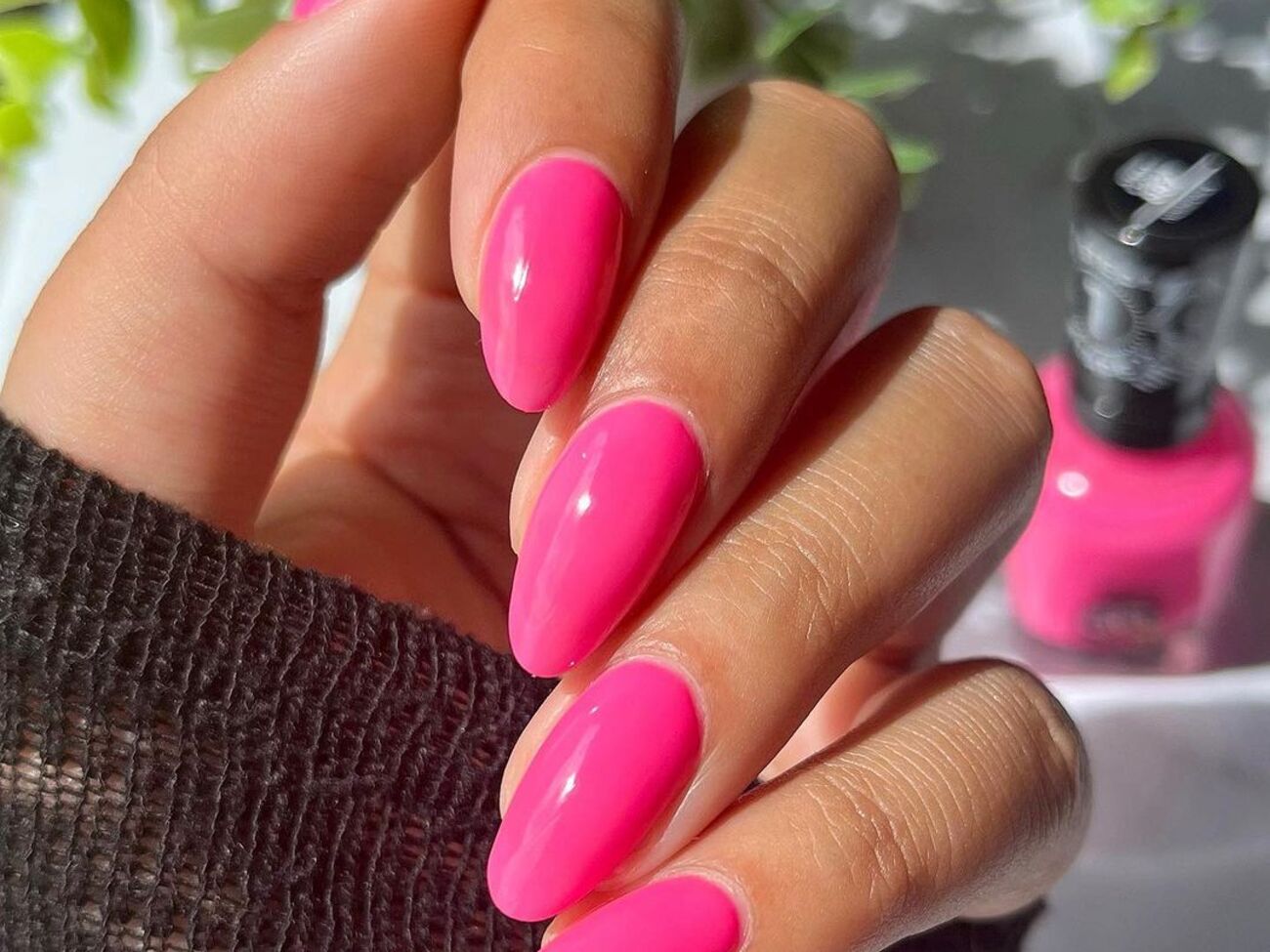 Для основного тона мастер выбрала ярко-розовый лак