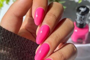 Для основного тона мастер выбрала ярко-розовый лак