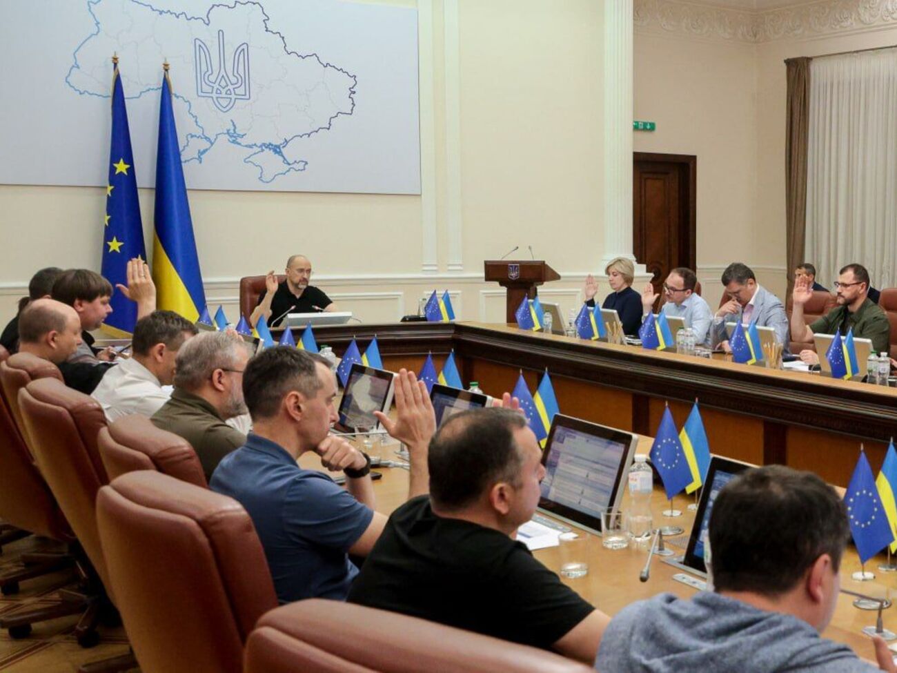 Кабмін на засіданні 11 серпня зняв обмеження на виїзд за кордон осіб, чиї рідні загинули або зникли безвісти під час участі в АТО